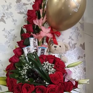 Arco de rosas y peluche